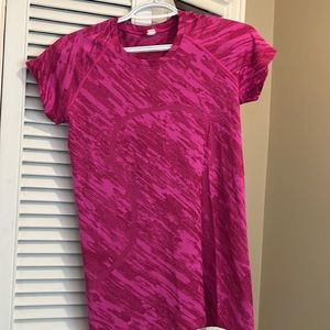 Lululemon Swiftly Tech 2.0 reg length short sleeve Size 8 Pow pink/ripened rasp